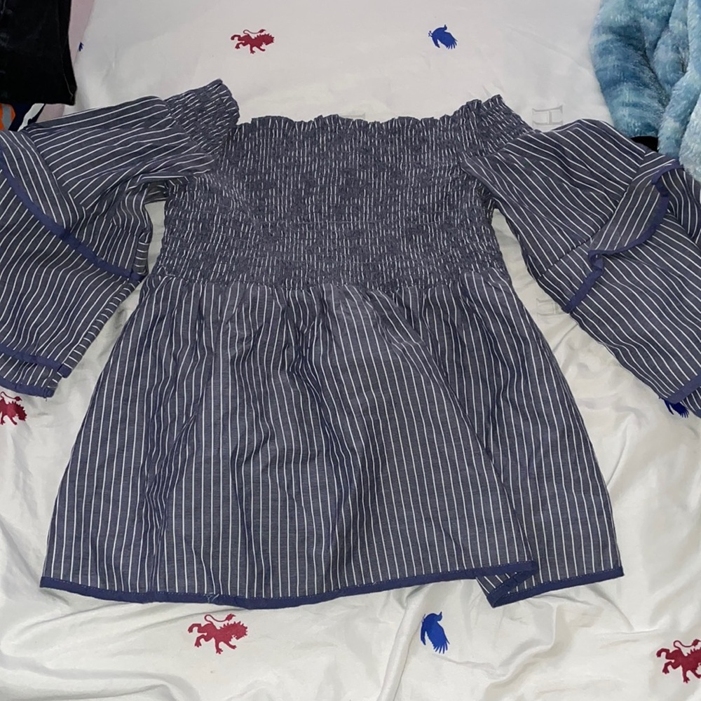 small blue and white american eagle shirt
